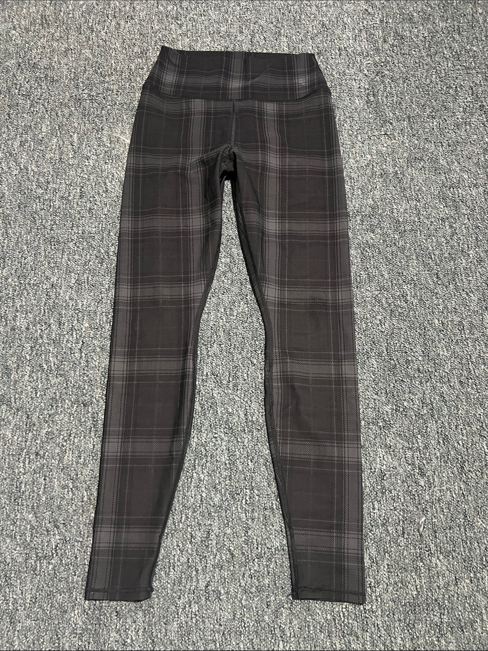 ALO Yoga Plaid High-Waist Active Leggings in Dark Gray large L